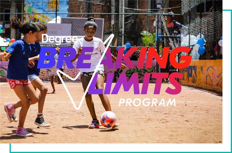 Quatro jovens se divertem em uma partida de futebol. Eles se abraçam e estão sorrindo. Texto: Projeto Rexona Quebrando Barreiras.